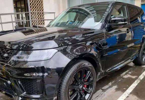Side view of a black Range Rover with a showroom-quality finish after professional detailing by Medusa Auto Detailing.